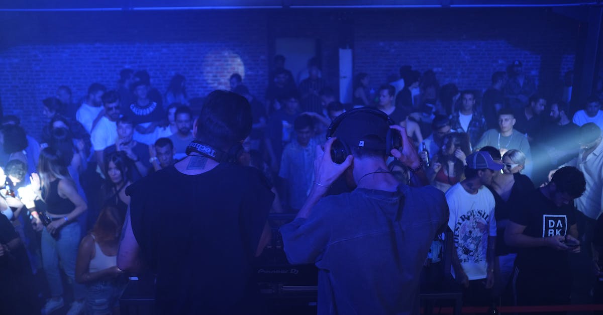 djs-in-nightclub-2455304