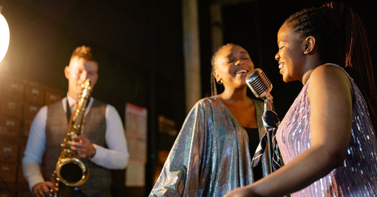 women-singing-while-a-man-plays-the-saxophone-8982664